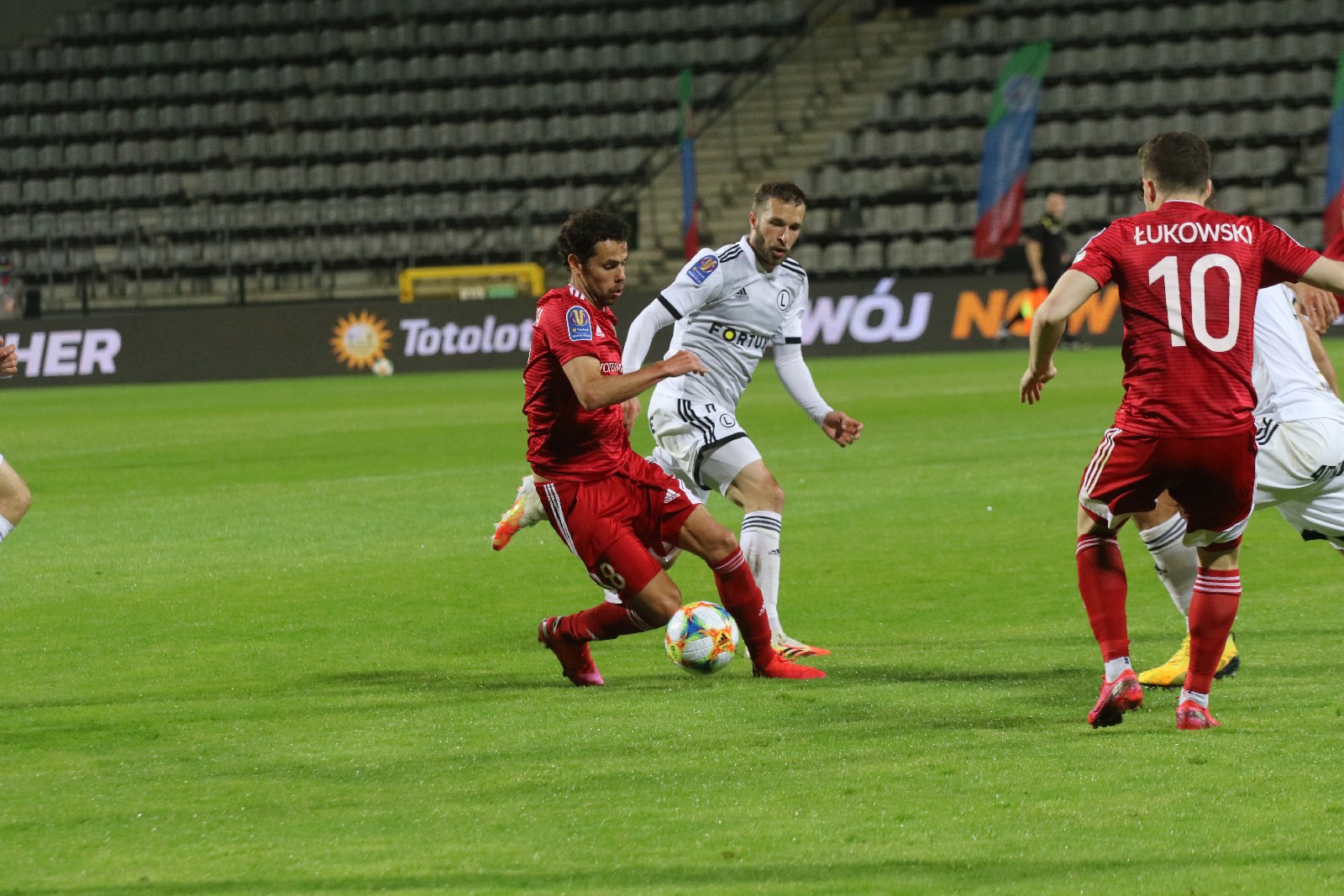 Miedź za burtą Pucharu Polski. Legia Warszawa gra dalej