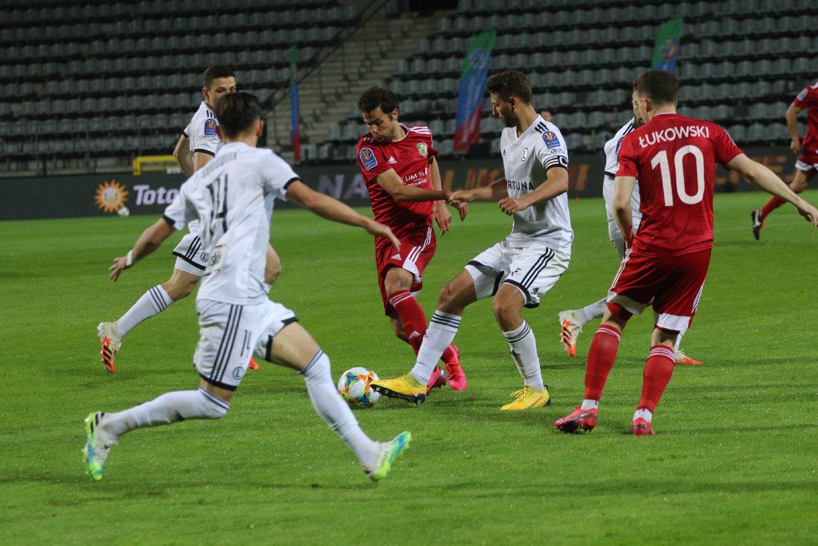 Miedź za burtą Pucharu Polski. Legia Warszawa gra dalej