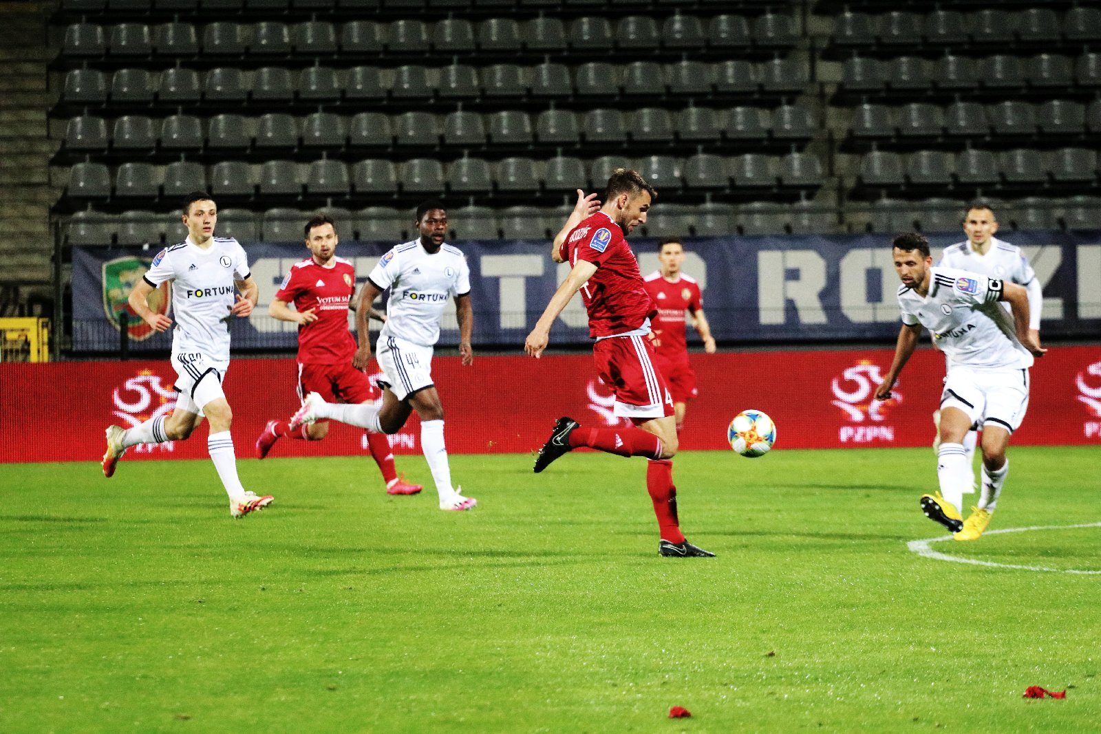 Miedź za burtą Pucharu Polski. Legia Warszawa gra dalej