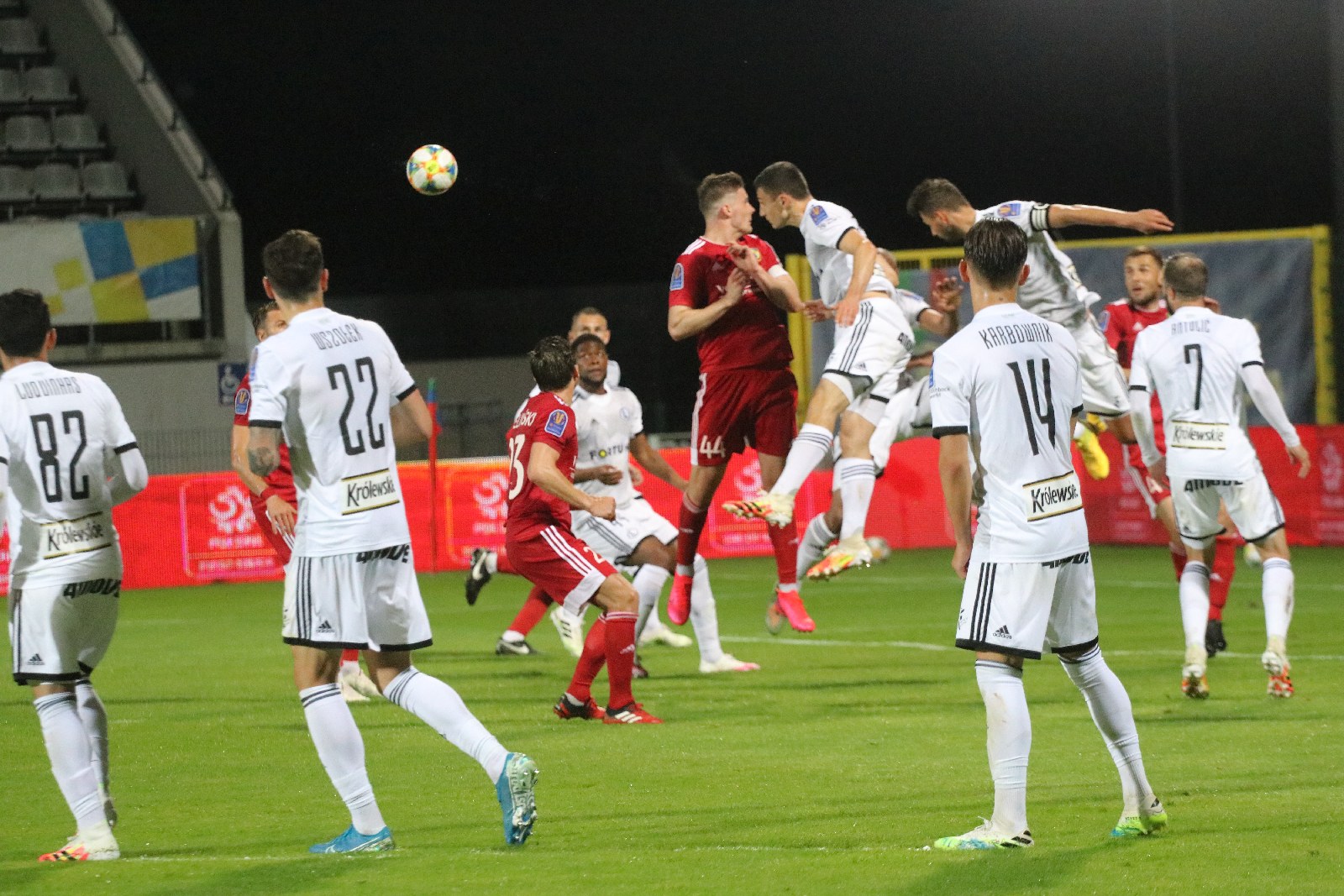 Miedź za burtą Pucharu Polski. Legia Warszawa gra dalej
