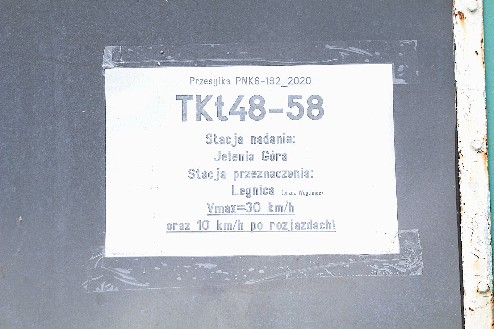 Parowóz Tkt48-58 przyjechał do Legnicy. Stanie koło dworca