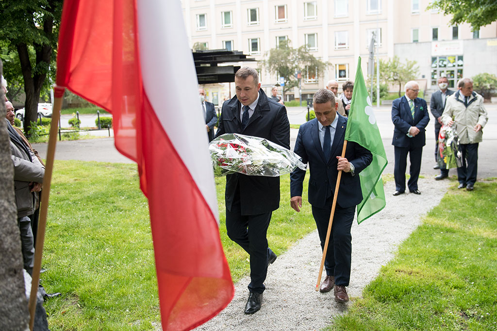 PSL obchodzi Święto Ludowe. Znicze i kwiaty pod pomnikiem Witosa