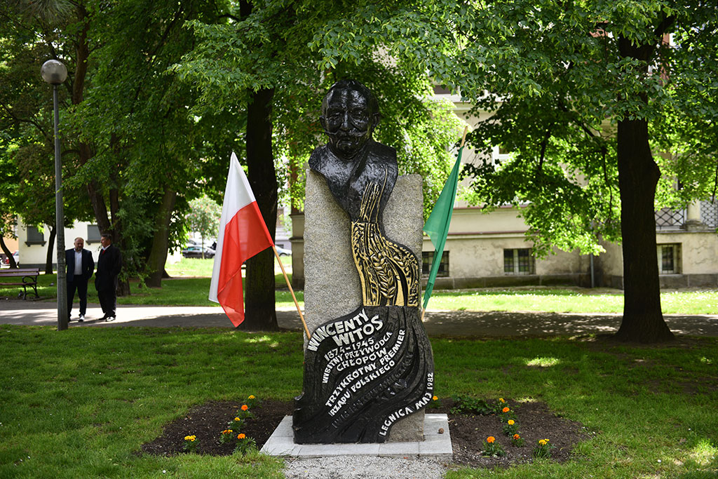 PSL obchodzi Święto Ludowe. Znicze i kwiaty pod pomnikiem Witosa