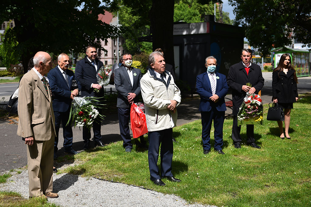 PSL obchodzi Święto Ludowe. Znicze i kwiaty pod pomnikiem Witosa
