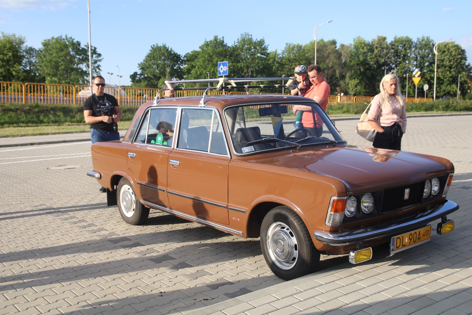 Legnickie KLasyki Nocą na parkingu przy Bielańskiej