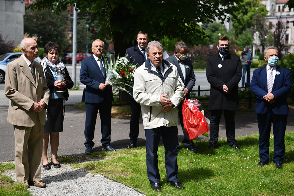 PSL obchodzi Święto Ludowe. Znicze i kwiaty pod pomnikiem Witosa