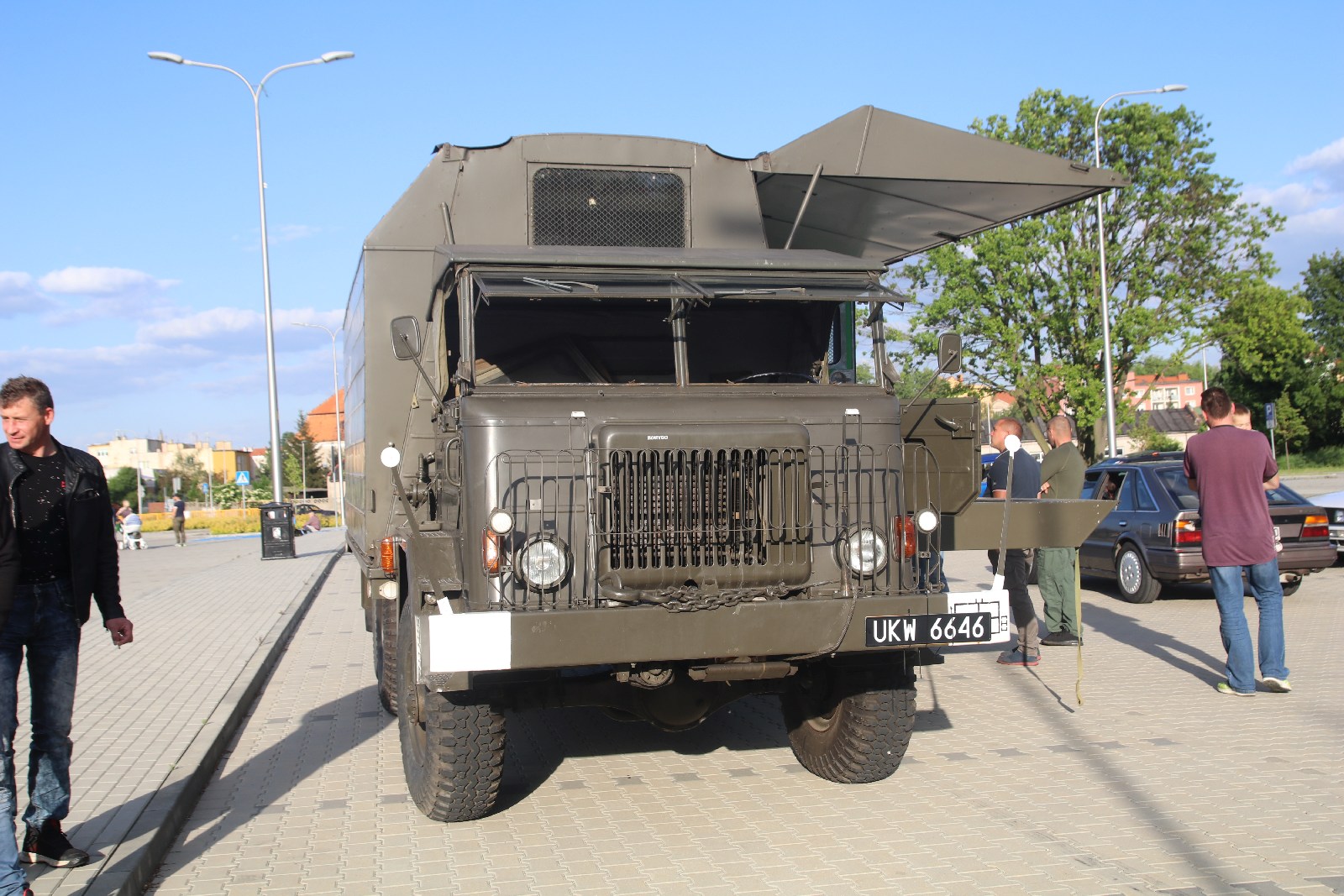 Legnickie KLasyki Nocą na parkingu przy Bielańskiej