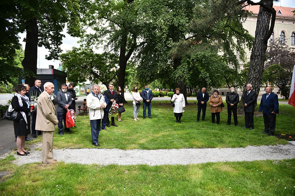 PSL obchodzi Święto Ludowe. Znicze i kwiaty pod pomnikiem Witosa