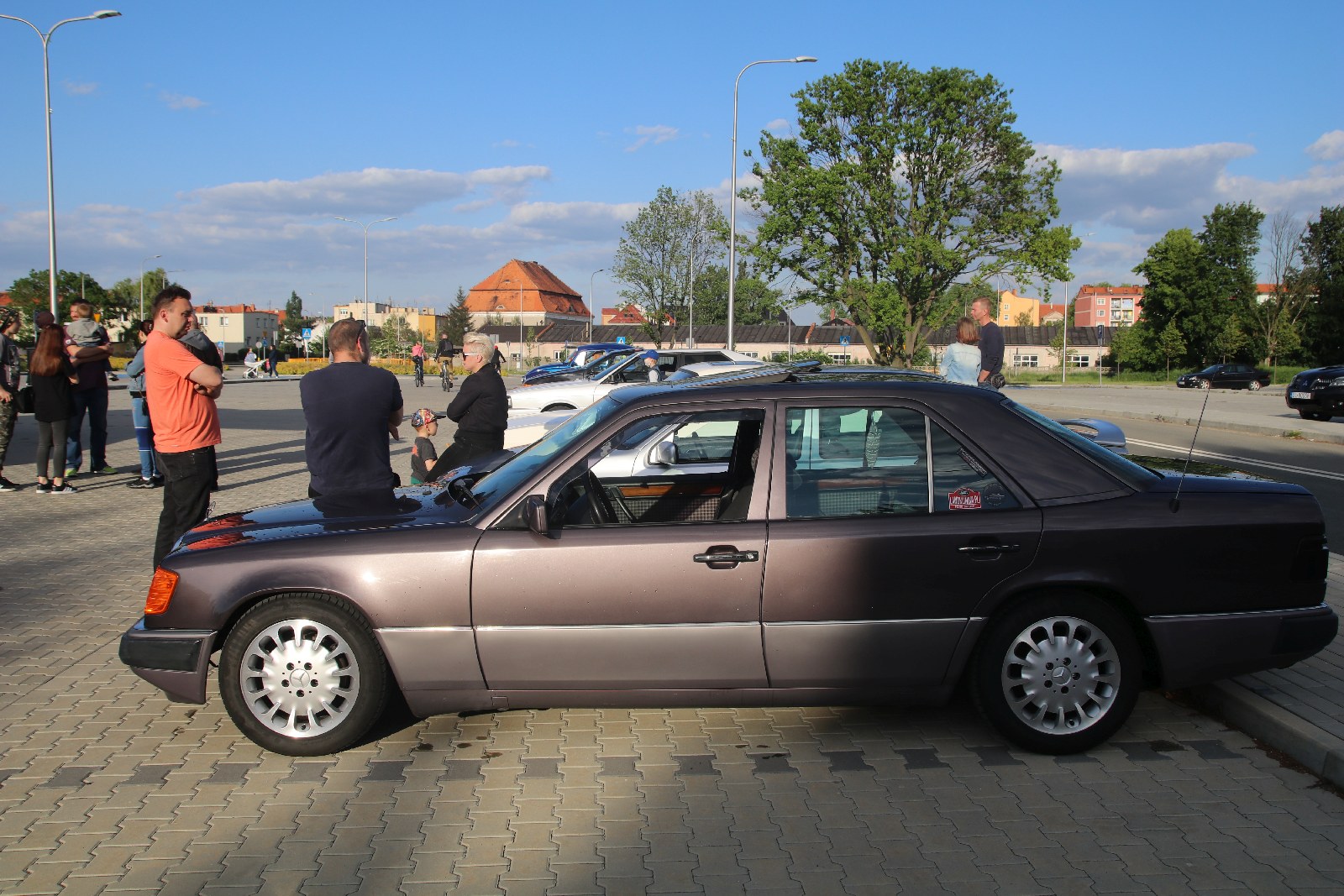 Legnickie KLasyki Nocą na parkingu przy Bielańskiej