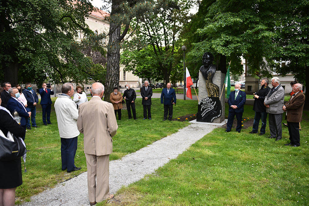 PSL obchodzi Święto Ludowe. Znicze i kwiaty pod pomnikiem Witosa
