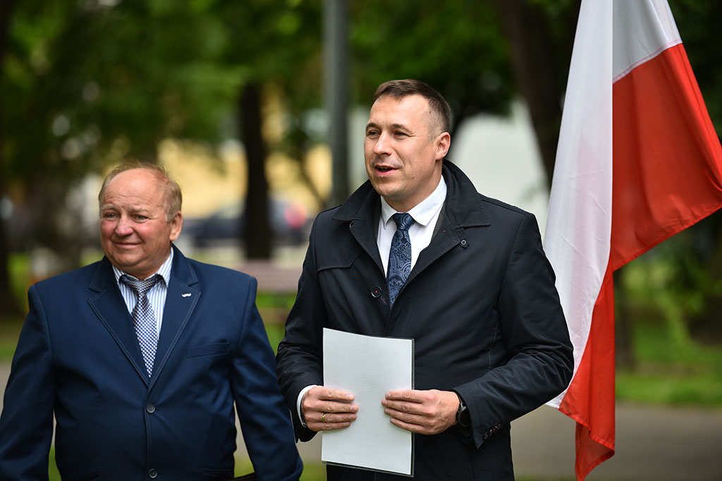 PSL obchodzi Święto Ludowe. Znicze i kwiaty pod pomnikiem Witosa
