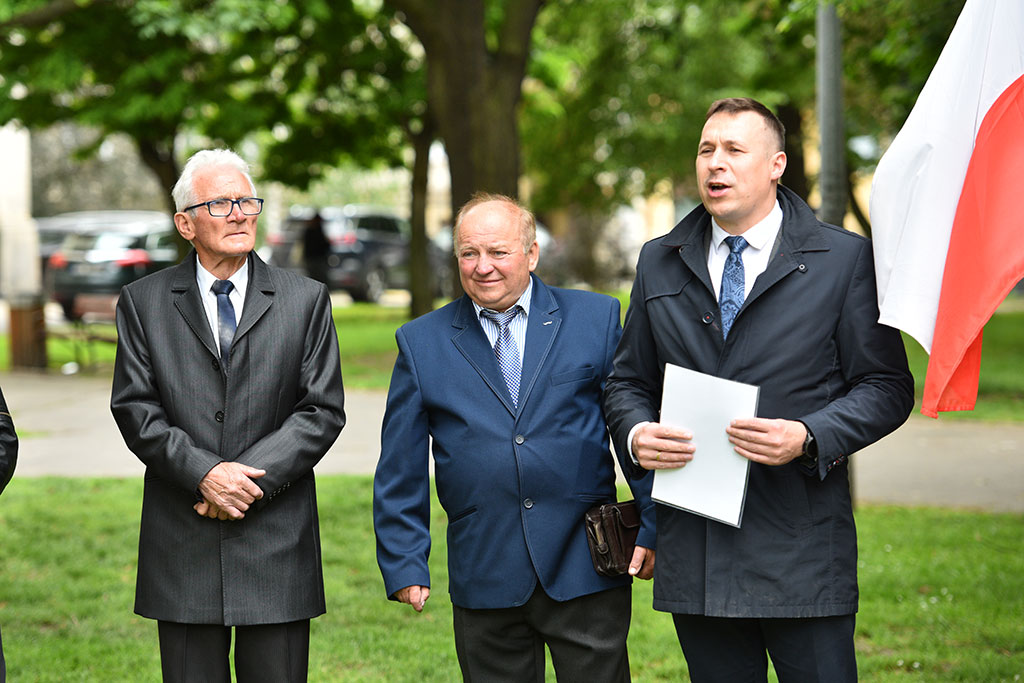 PSL obchodzi Święto Ludowe. Znicze i kwiaty pod pomnikiem Witosa