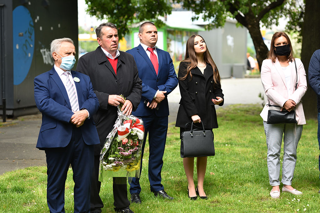 PSL obchodzi Święto Ludowe. Znicze i kwiaty pod pomnikiem Witosa