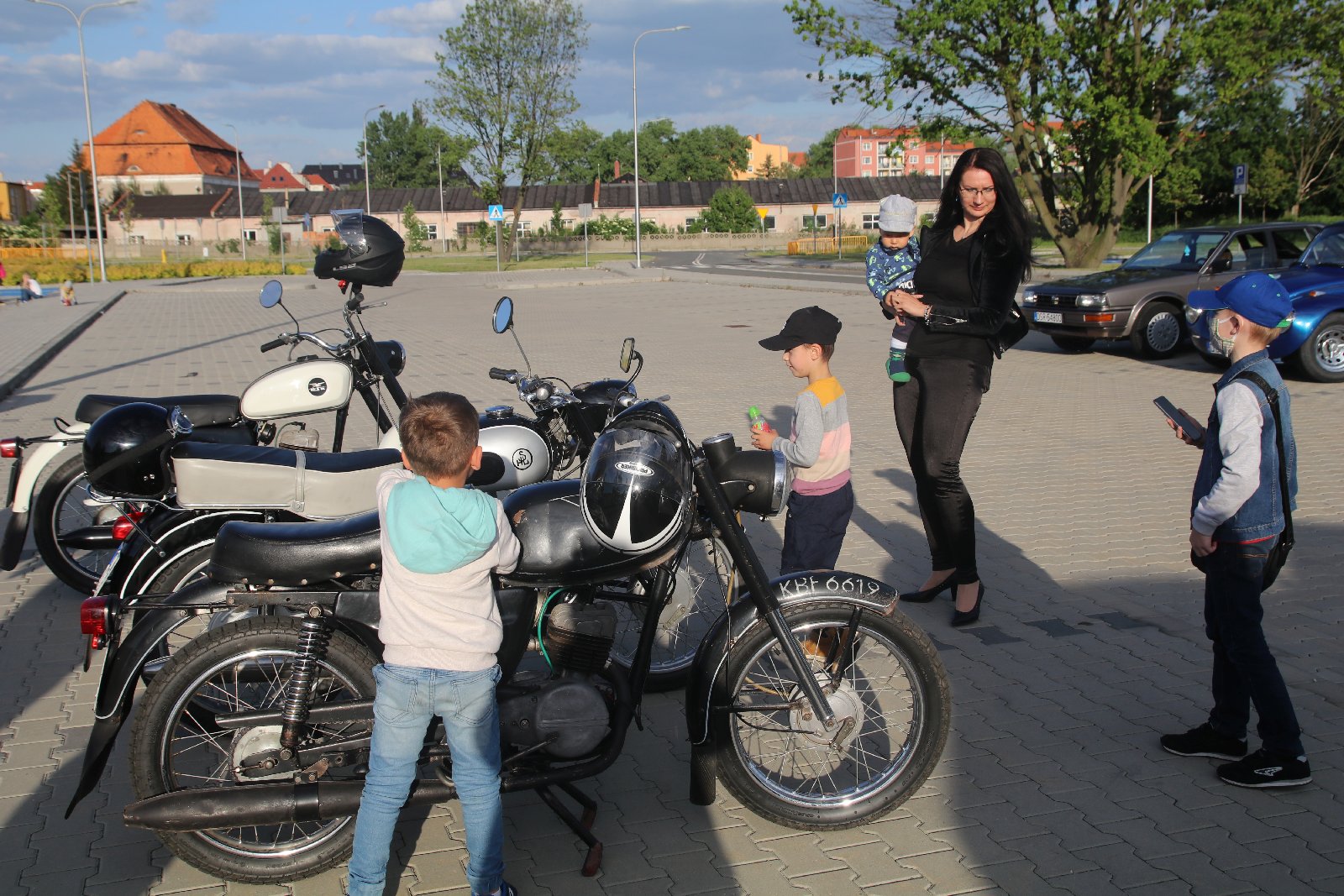 Legnickie KLasyki Nocą na parkingu przy Bielańskiej