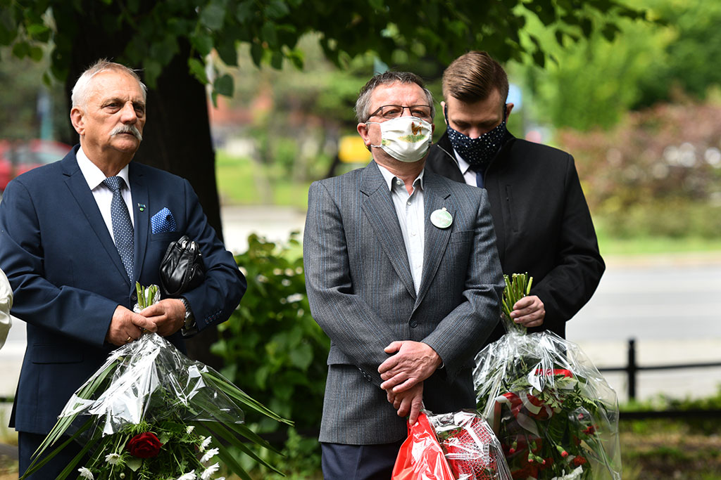 PSL obchodzi Święto Ludowe. Znicze i kwiaty pod pomnikiem Witosa
