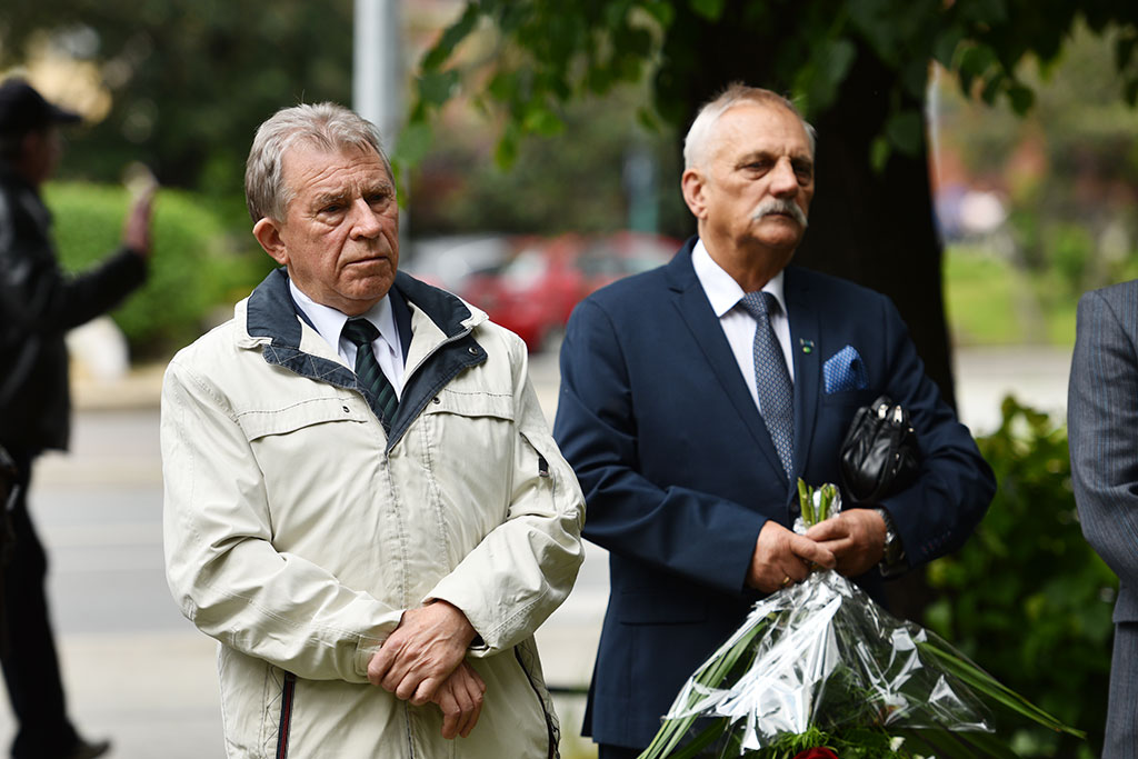 PSL obchodzi Święto Ludowe. Znicze i kwiaty pod pomnikiem Witosa