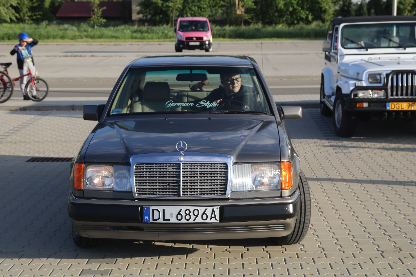 Legnickie KLasyki Nocą na parkingu przy Bielańskiej