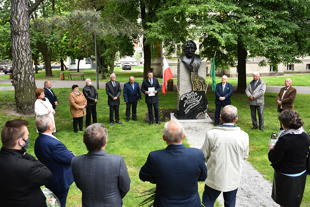 PSL obchodzi Święto Ludowe. Znicze i kwiaty pod pomnikiem Witosa