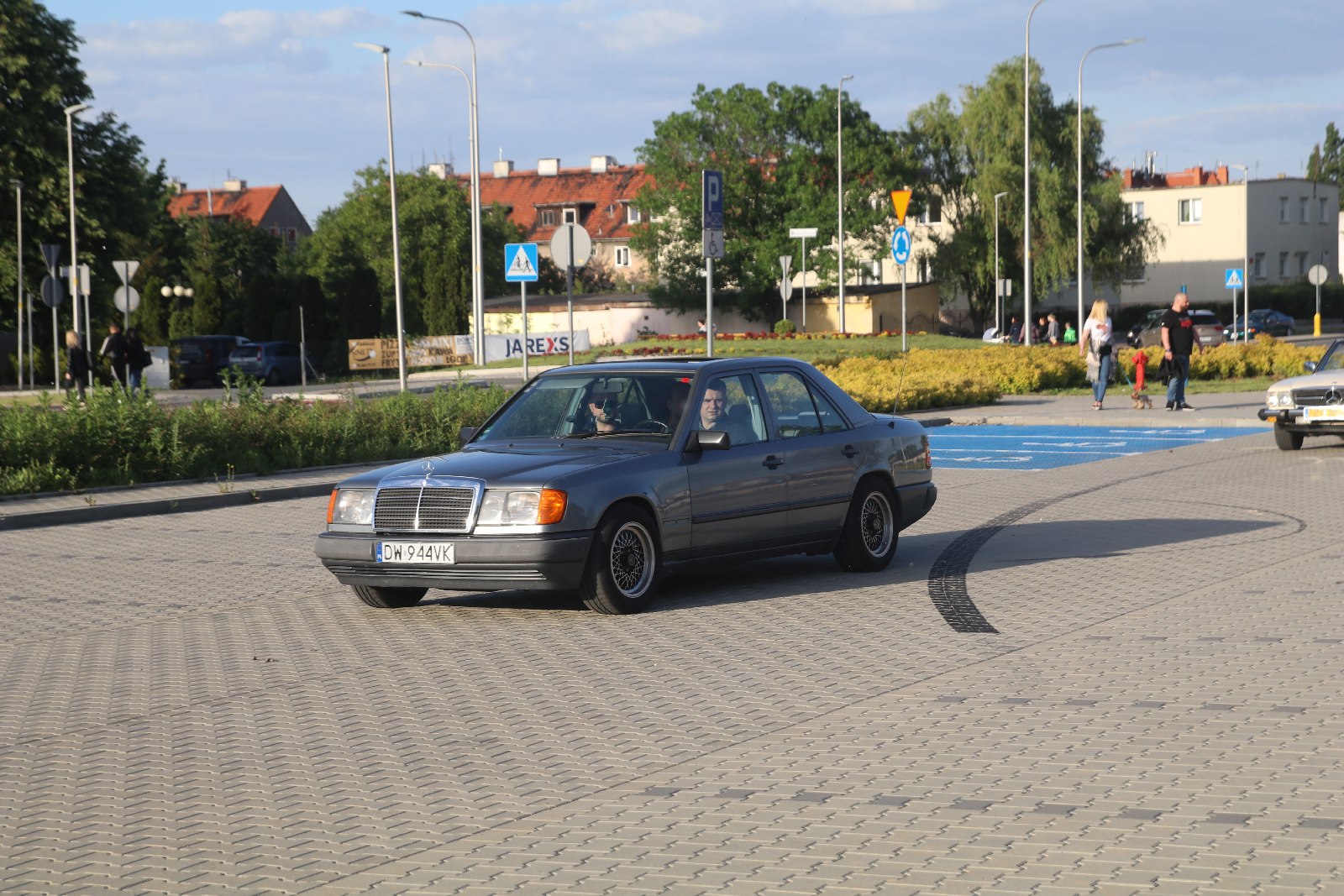 Legnickie KLasyki Nocą na parkingu przy Bielańskiej