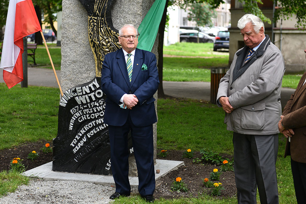 PSL obchodzi Święto Ludowe. Znicze i kwiaty pod pomnikiem Witosa