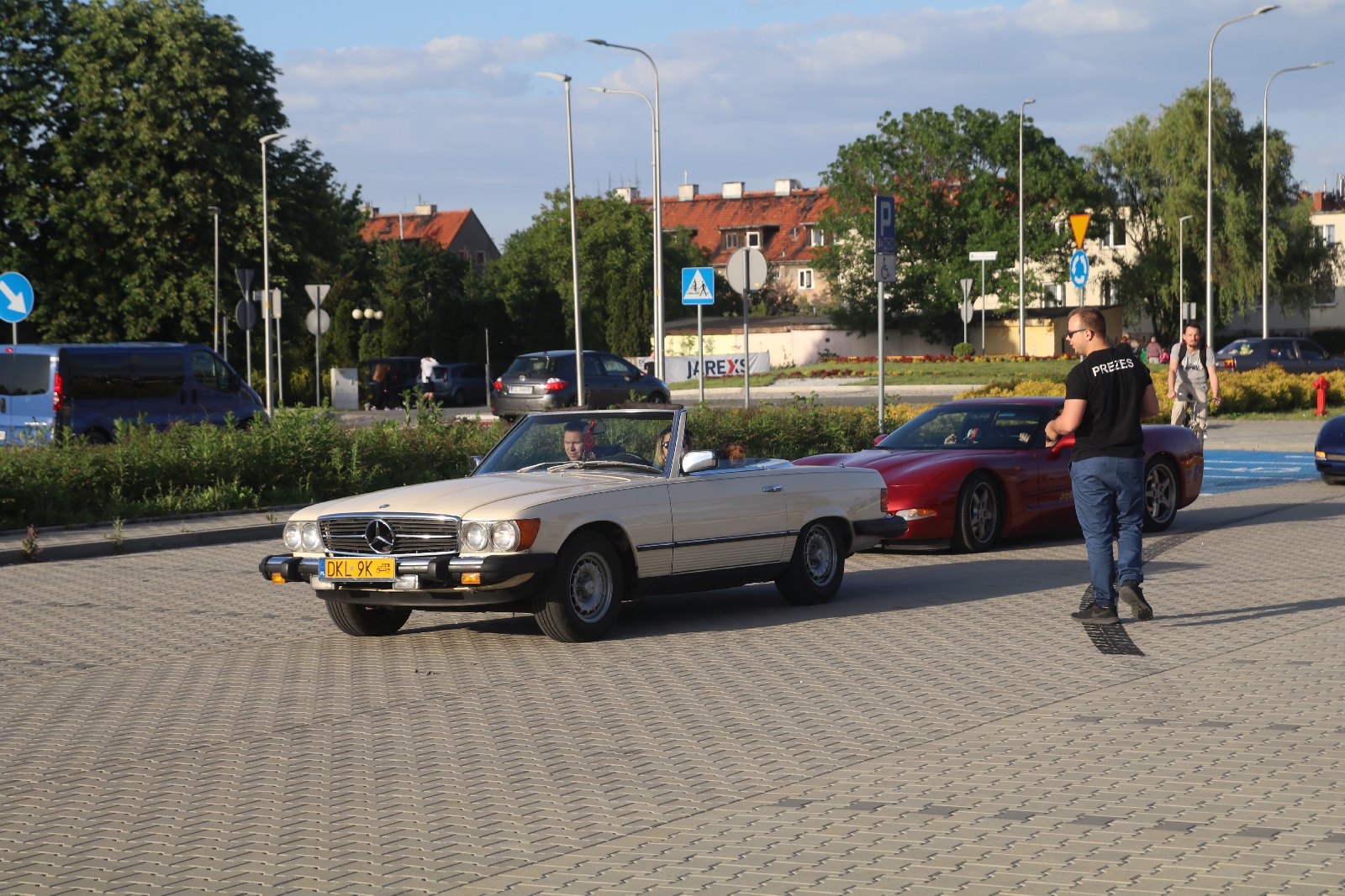 Legnickie KLasyki Nocą na parkingu przy Bielańskiej