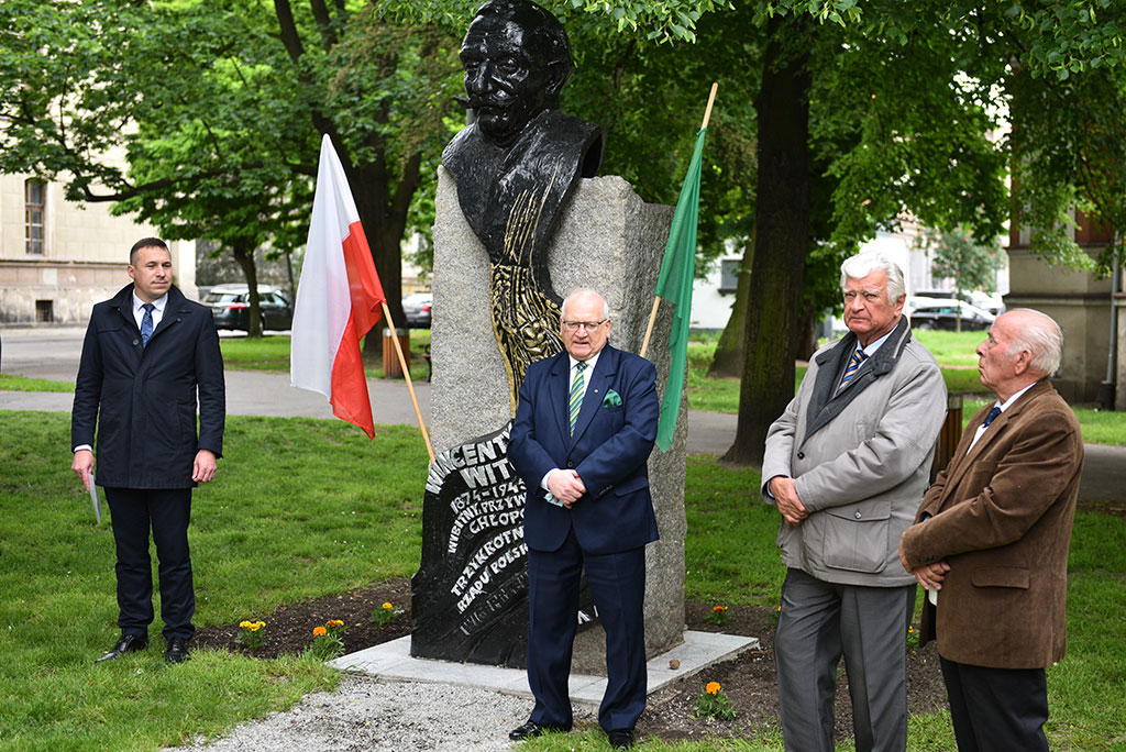 PSL obchodzi Święto Ludowe. Znicze i kwiaty pod pomnikiem Witosa