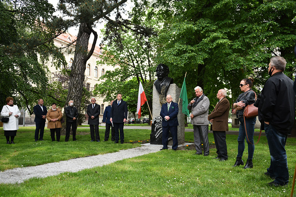 PSL obchodzi Święto Ludowe. Znicze i kwiaty pod pomnikiem Witosa