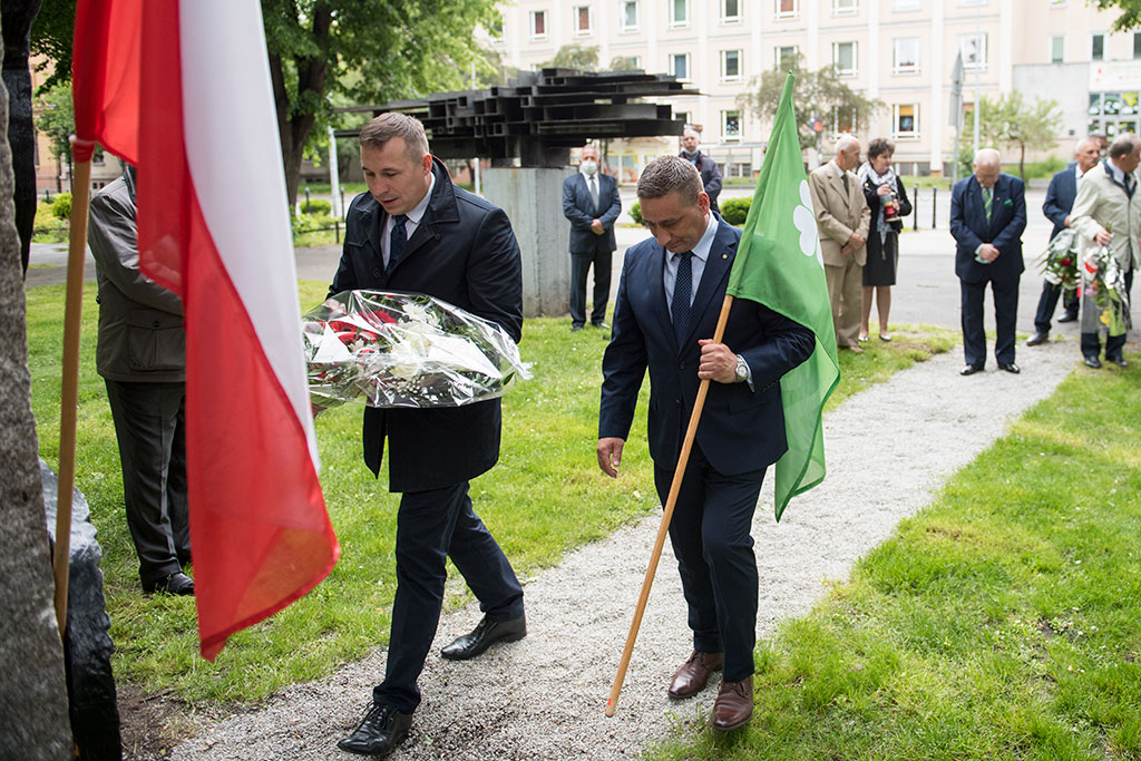 PSL obchodzi Święto Ludowe. Znicze i kwiaty pod pomnikiem Witosa