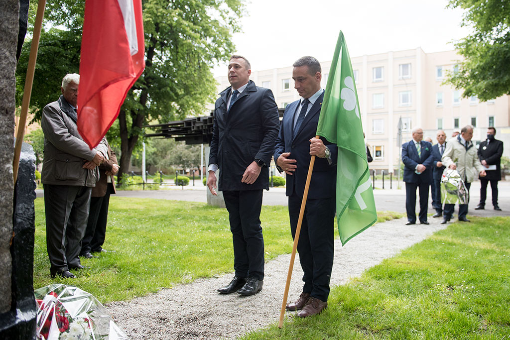 PSL obchodzi Święto Ludowe. Znicze i kwiaty pod pomnikiem Witosa