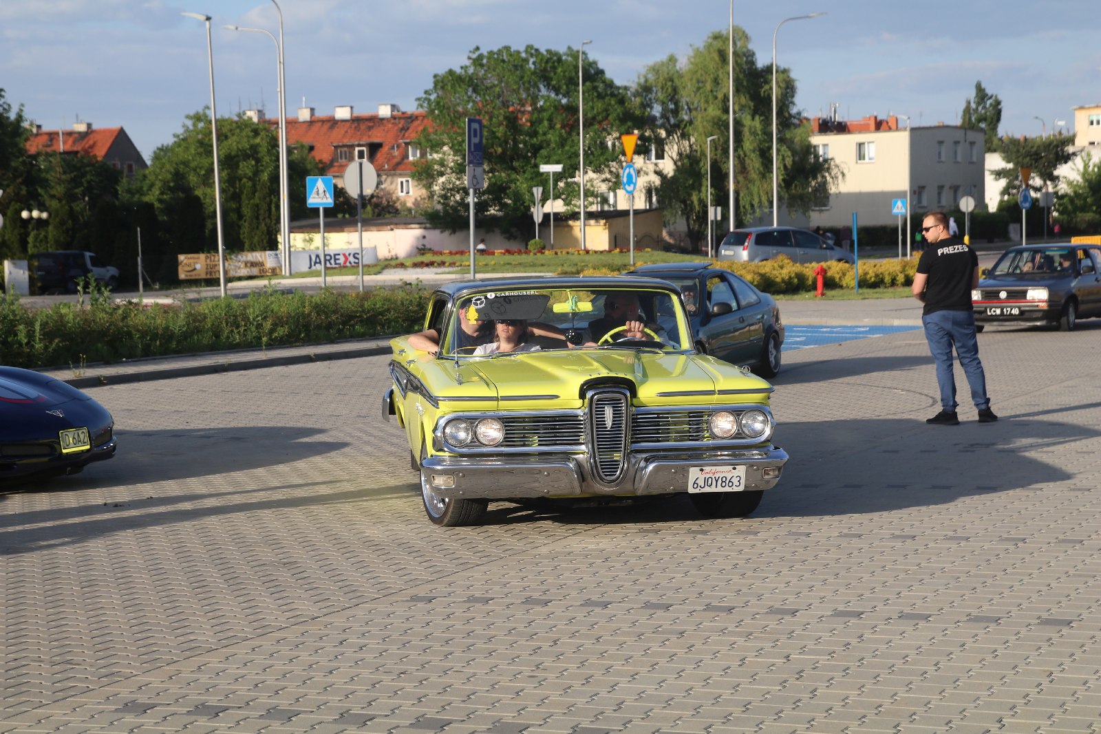 Legnickie KLasyki Nocą na parkingu przy Bielańskiej