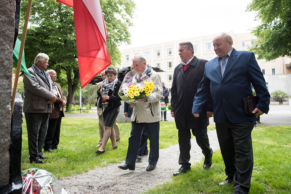 PSL obchodzi Święto Ludowe. Znicze i kwiaty pod pomnikiem Witosa