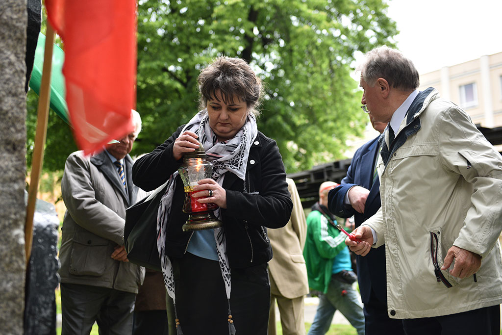 PSL obchodzi Święto Ludowe. Znicze i kwiaty pod pomnikiem Witosa
