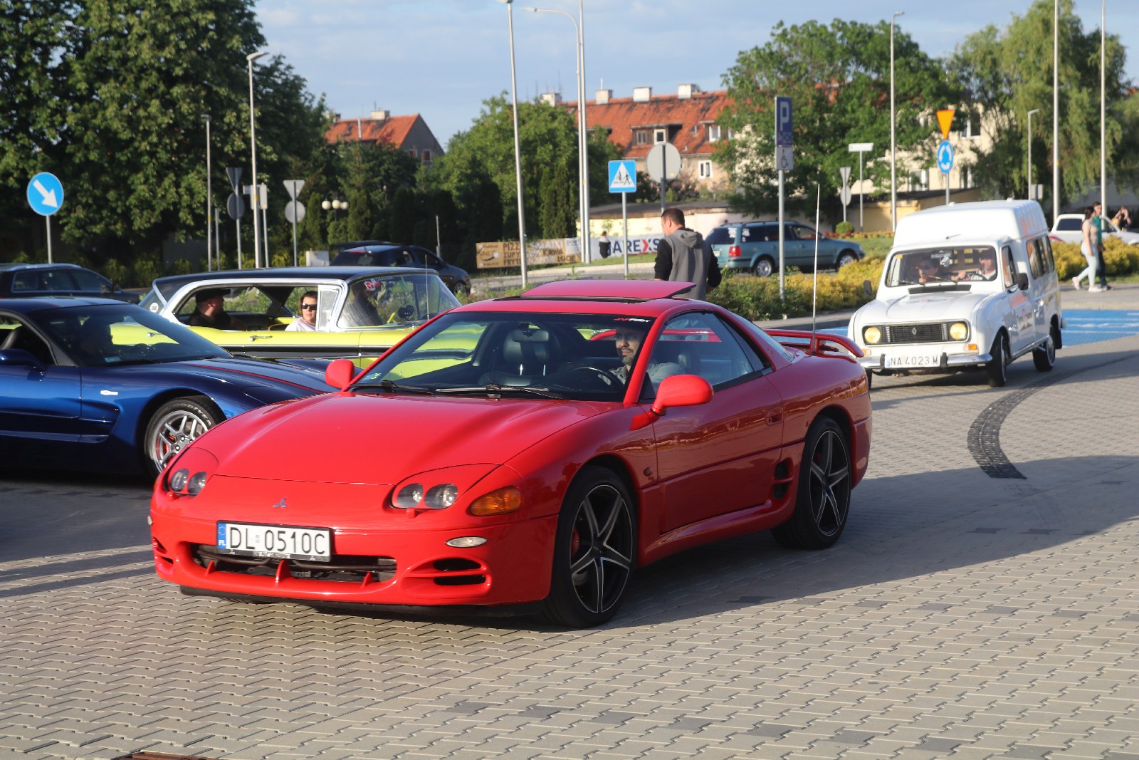 Legnickie KLasyki Nocą na parkingu przy Bielańskiej