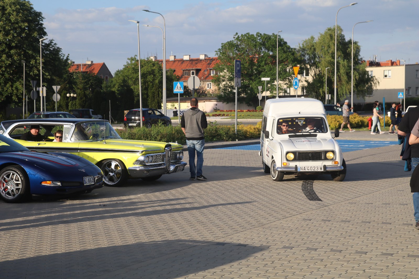 Legnickie KLasyki Nocą na parkingu przy Bielańskiej