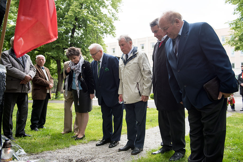 PSL obchodzi Święto Ludowe. Znicze i kwiaty pod pomnikiem Witosa