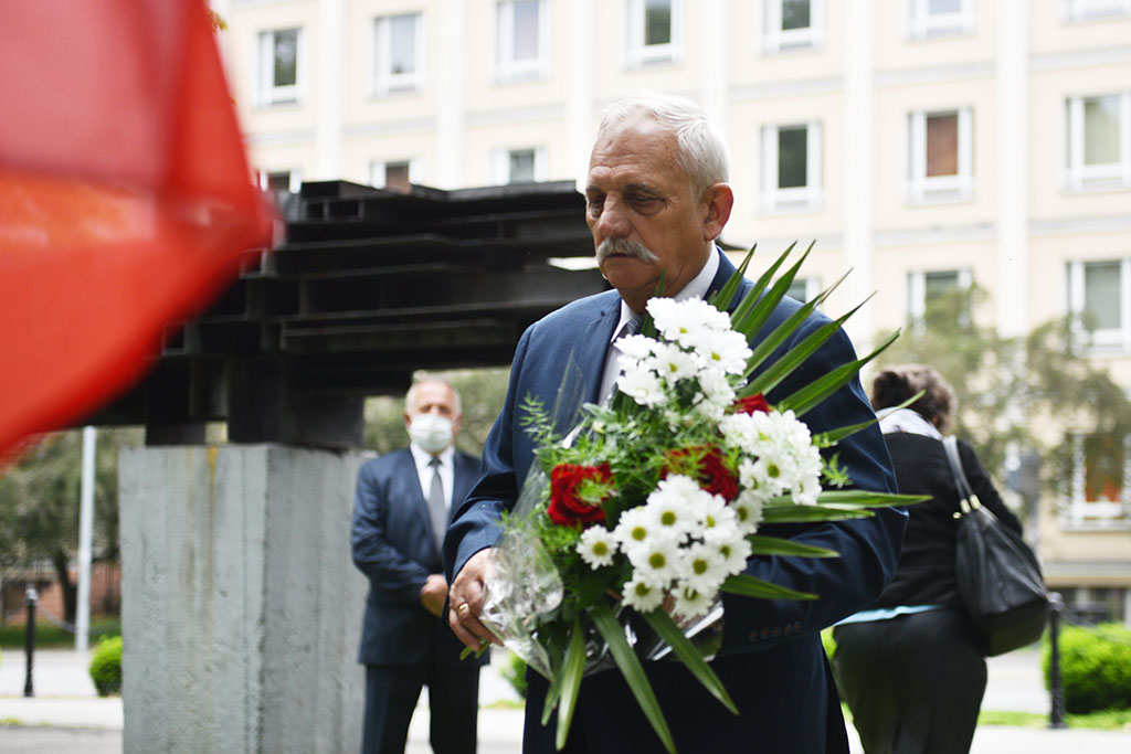 PSL obchodzi Święto Ludowe. Znicze i kwiaty pod pomnikiem Witosa