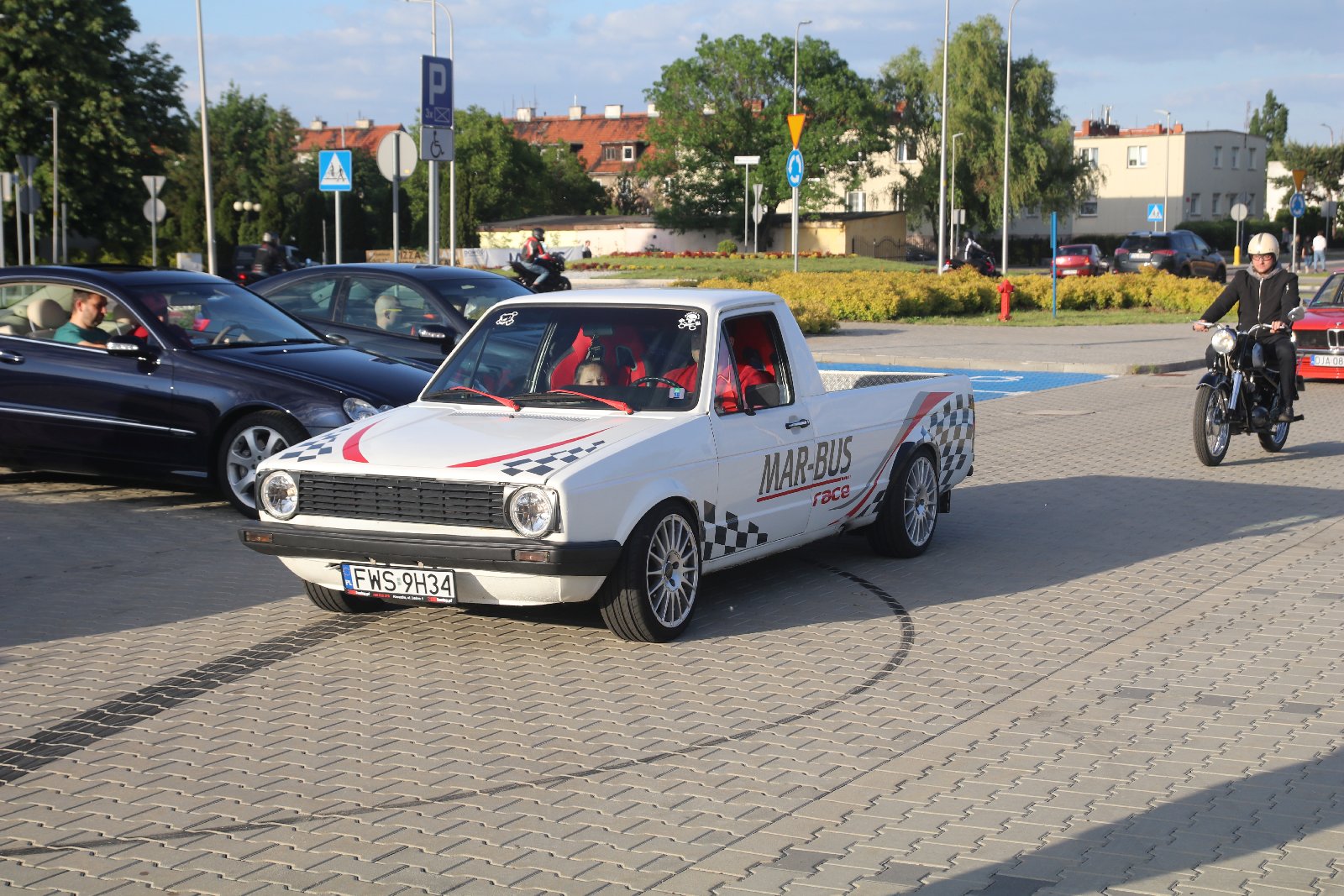 Legnickie KLasyki Nocą na parkingu przy Bielańskiej