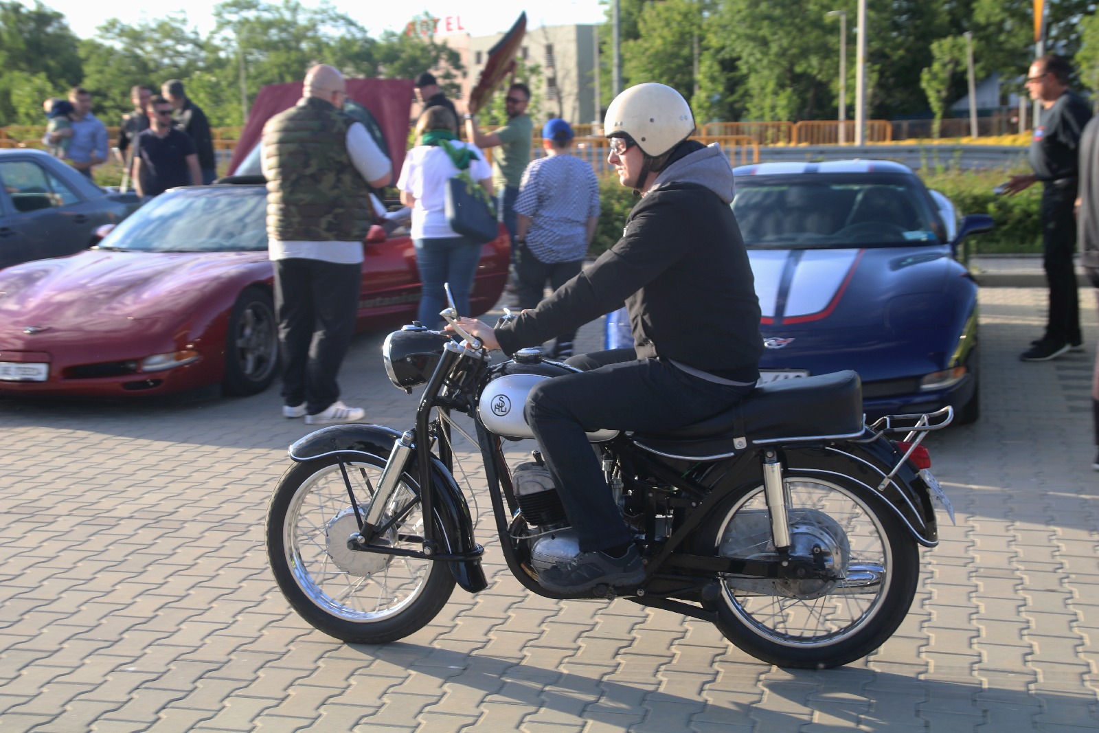 Legnickie KLasyki Nocą na parkingu przy Bielańskiej