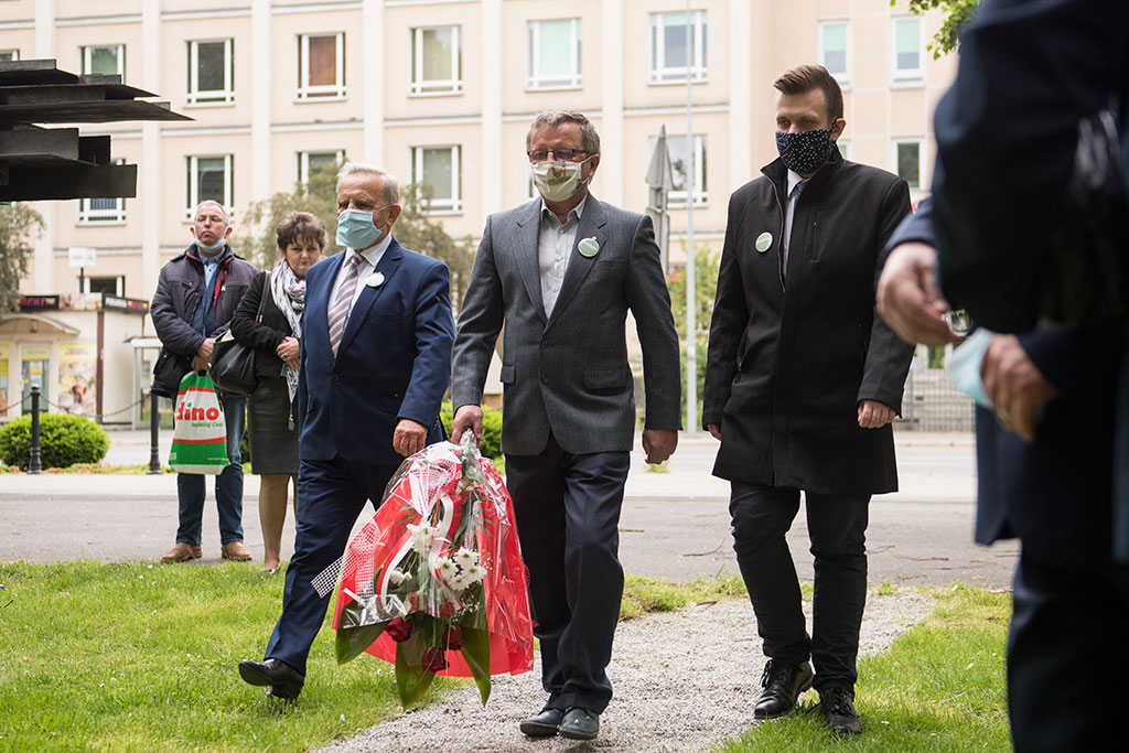 PSL obchodzi Święto Ludowe. Znicze i kwiaty pod pomnikiem Witosa