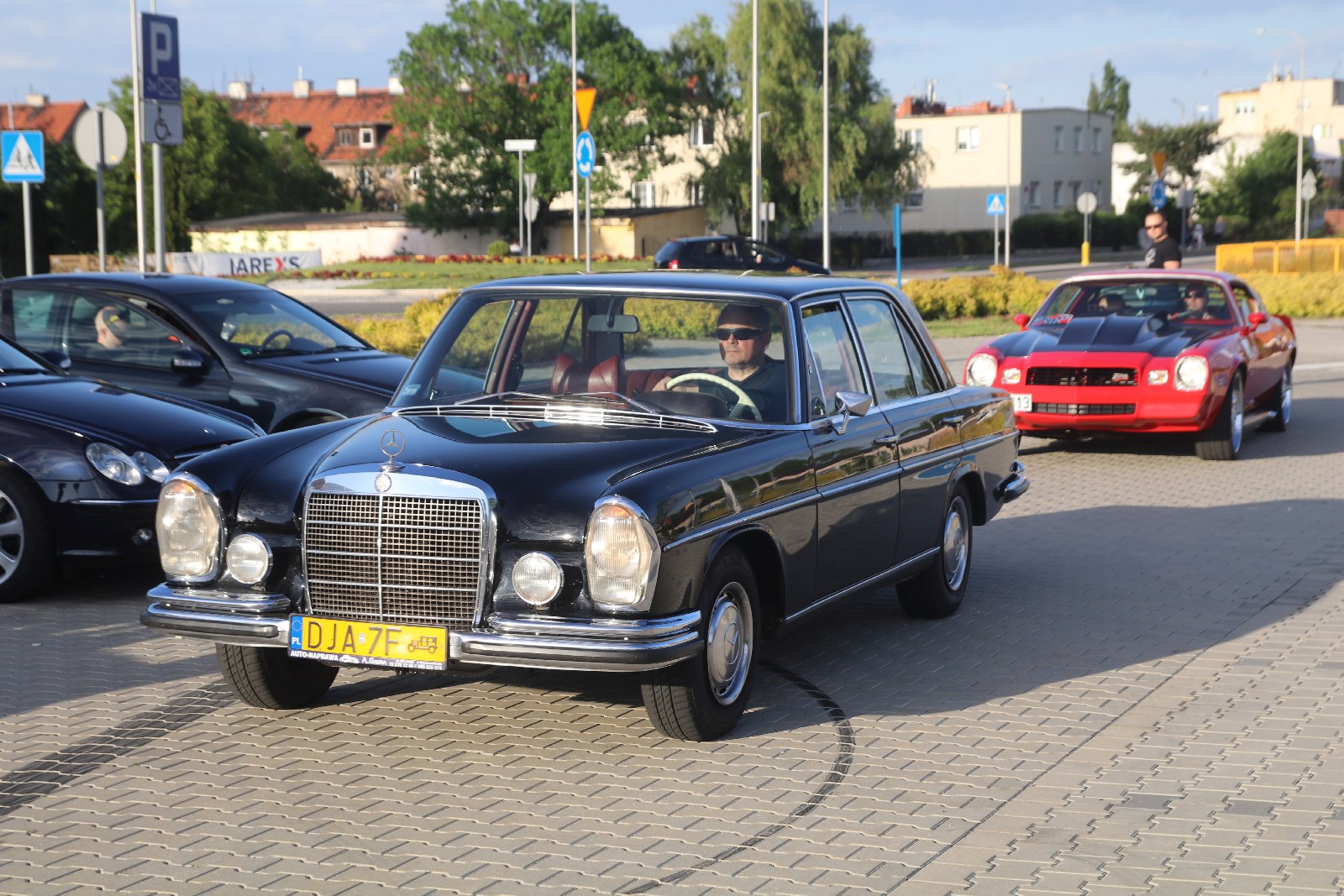 Legnickie KLasyki Nocą na parkingu przy Bielańskiej