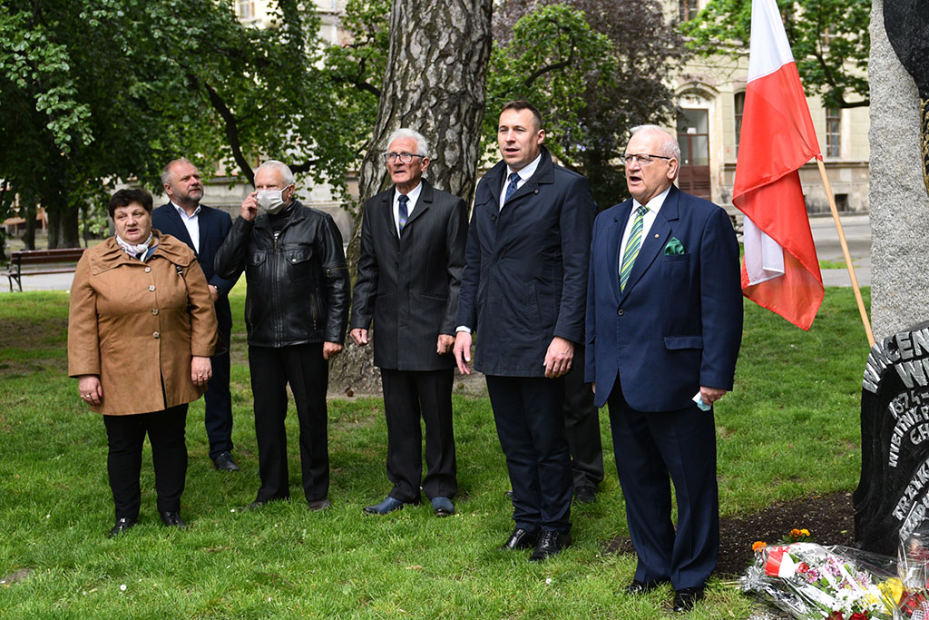 PSL obchodzi Święto Ludowe. Znicze i kwiaty pod pomnikiem Witosa