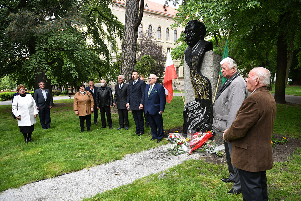 PSL obchodzi Święto Ludowe. Znicze i kwiaty pod pomnikiem Witosa