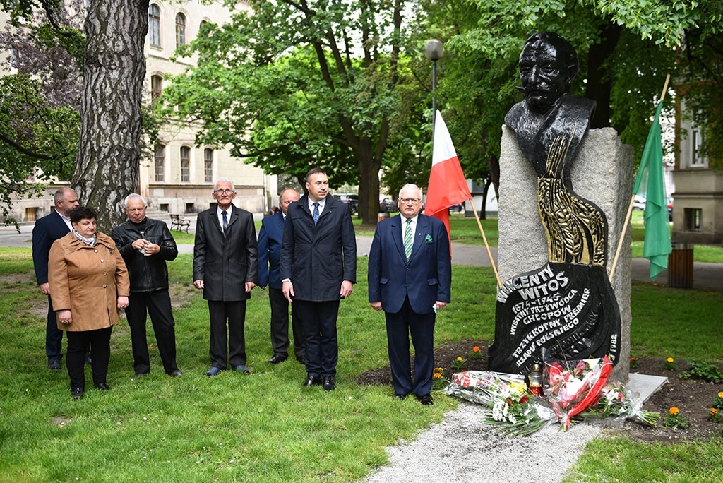 PSL obchodzi Święto Ludowe. Znicze i kwiaty pod pomnikiem Witosa