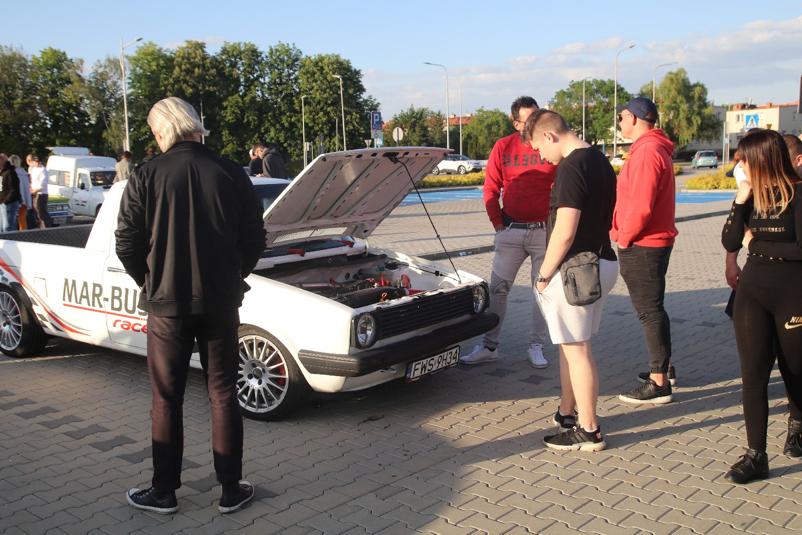 Legnickie KLasyki Nocą na parkingu przy Bielańskiej