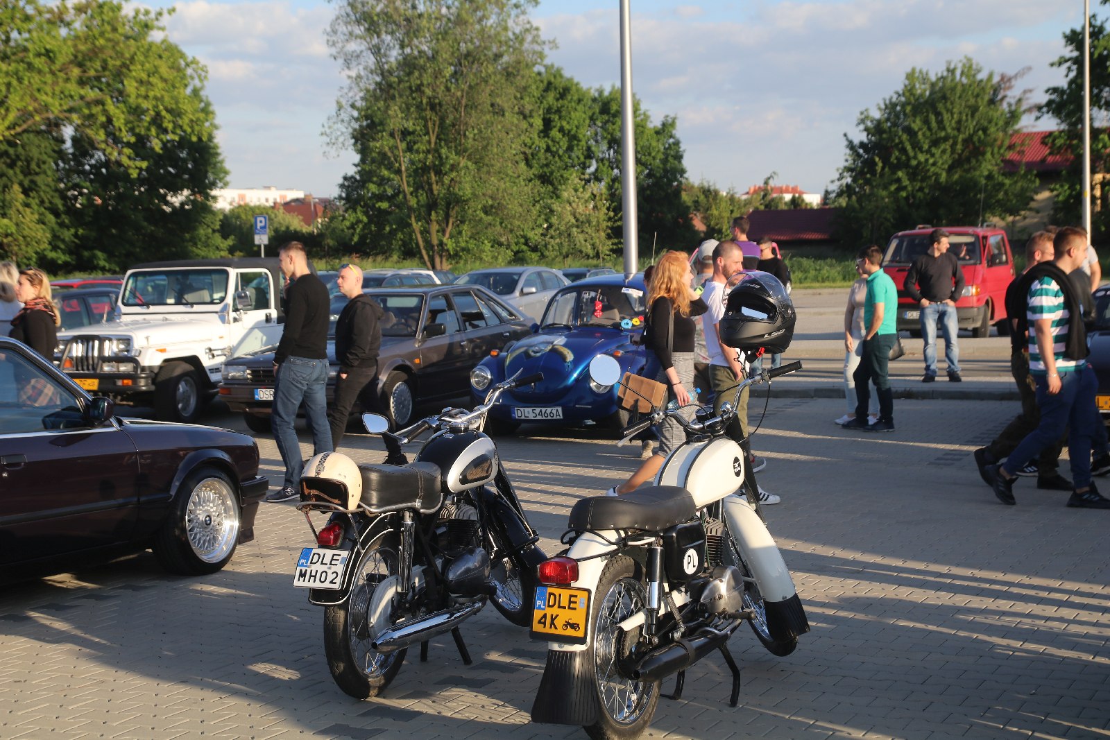 Legnickie KLasyki Nocą na parkingu przy Bielańskiej
