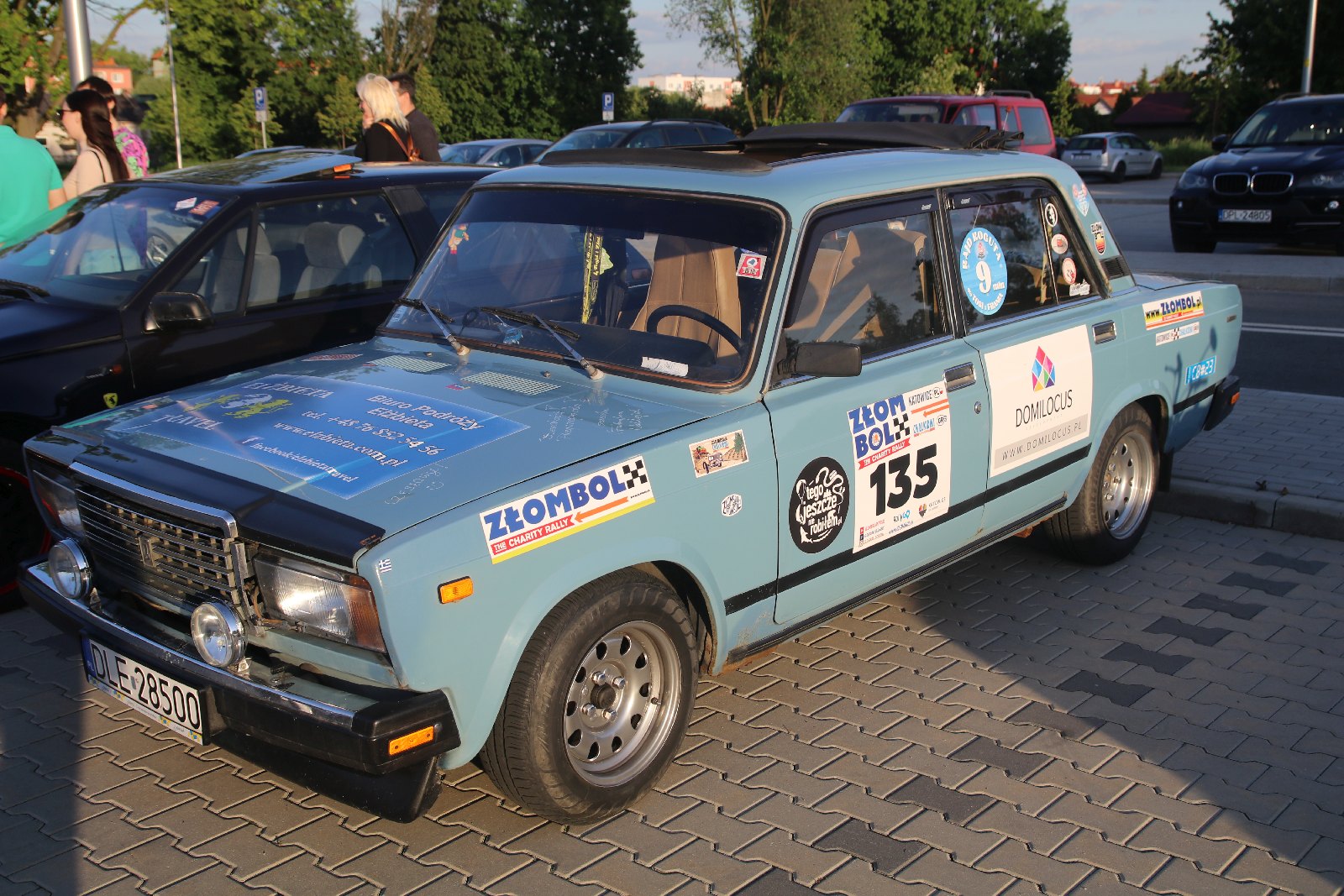 Legnickie KLasyki Nocą na parkingu przy Bielańskiej