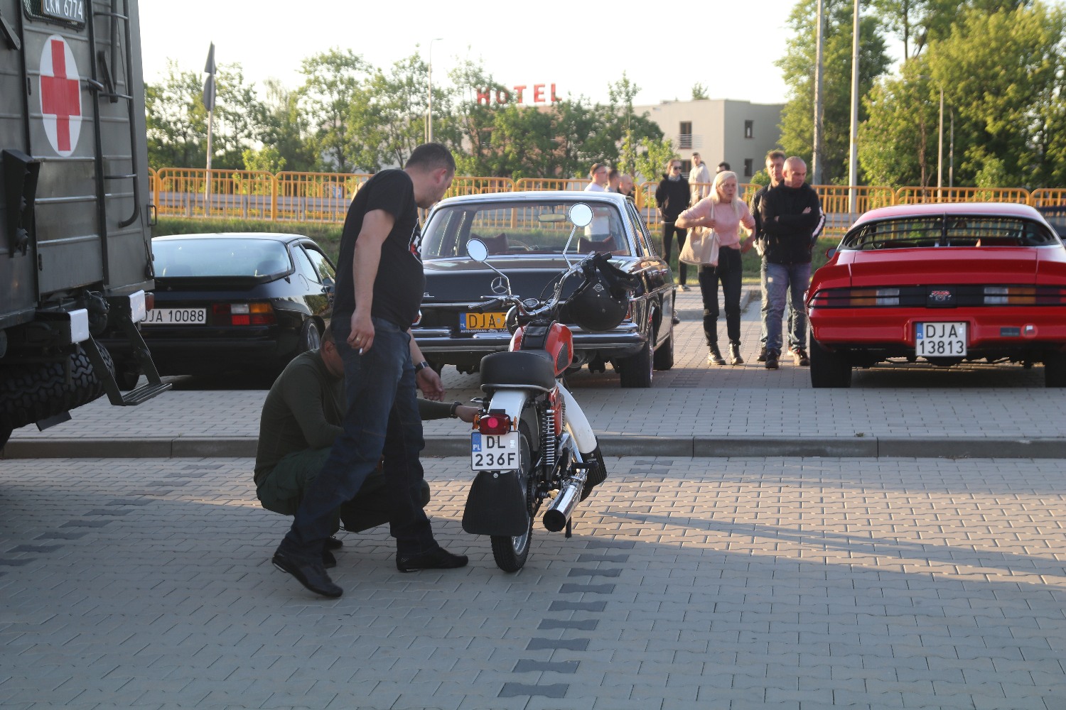 Legnickie KLasyki Nocą na parkingu przy Bielańskiej