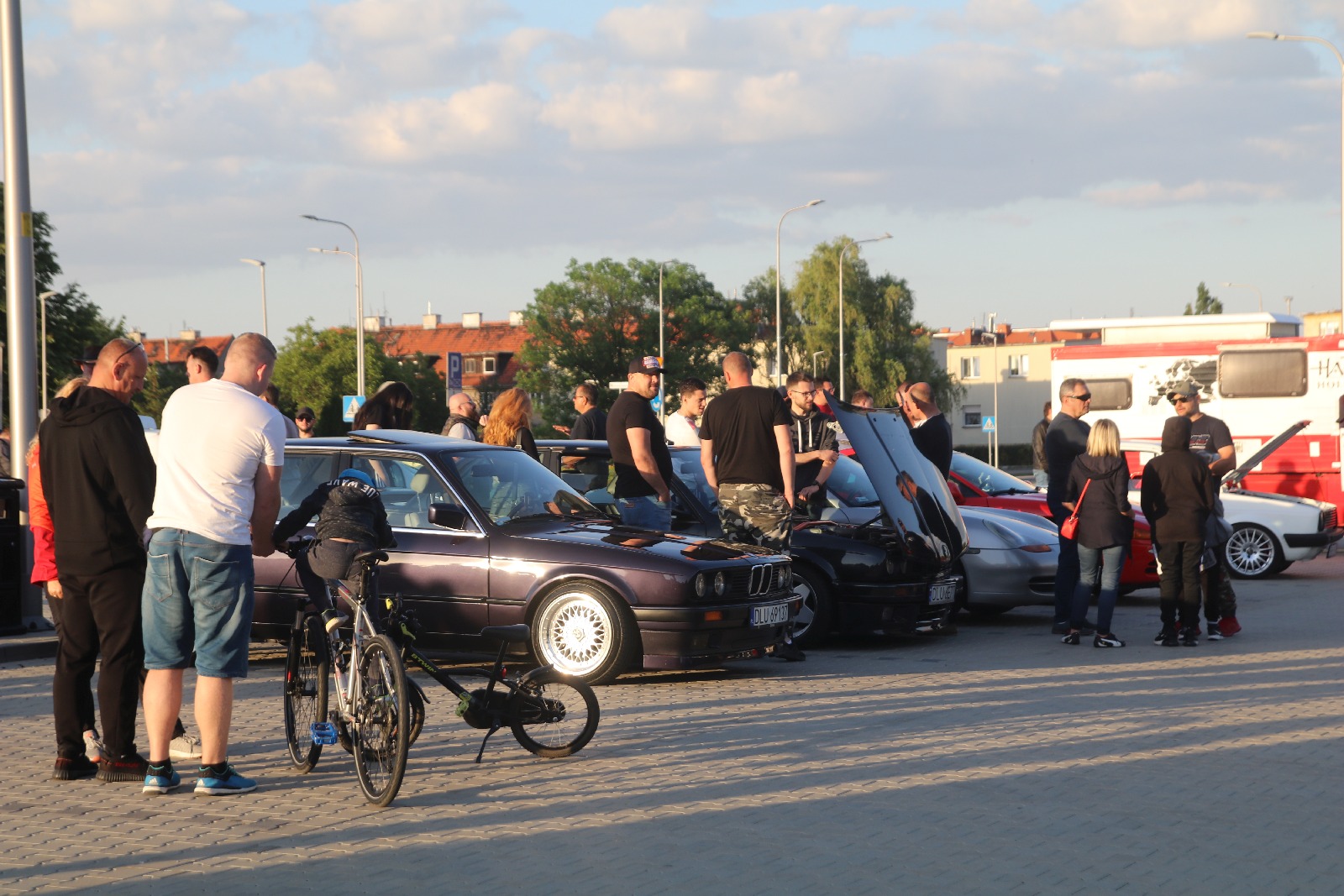 Legnickie KLasyki Nocą na parkingu przy Bielańskiej