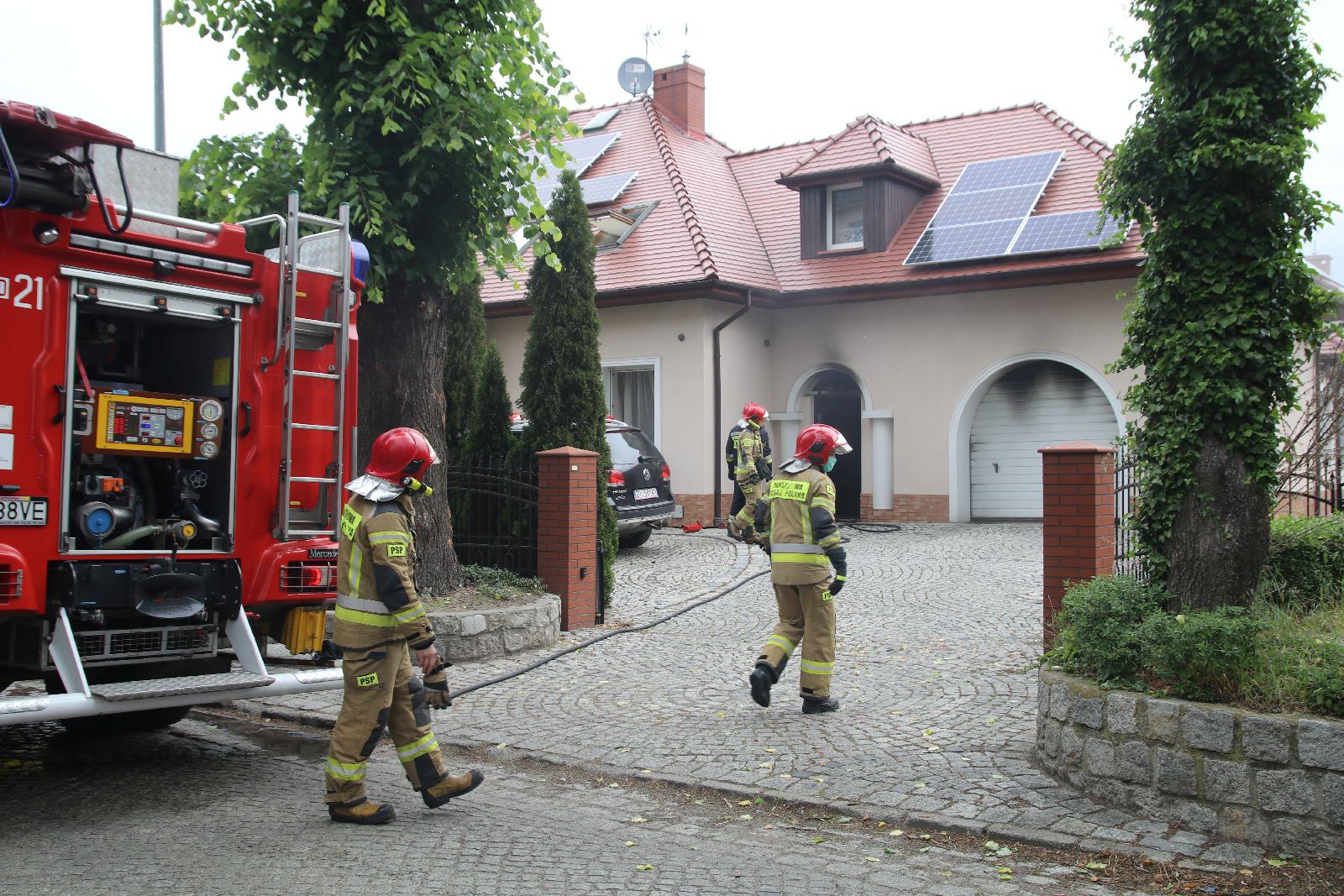 Strażacy gasili płonący garaż przy ul. Przemkowskiej