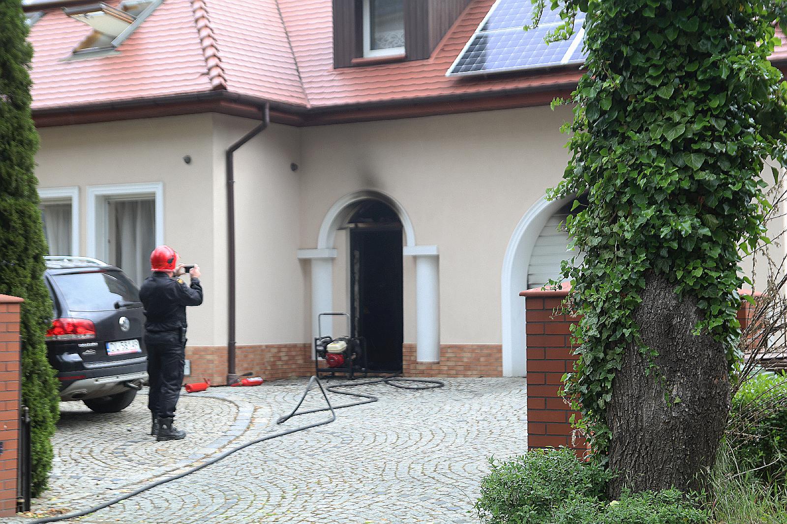 Strażacy gasili płonący garaż przy ul. Przemkowskiej